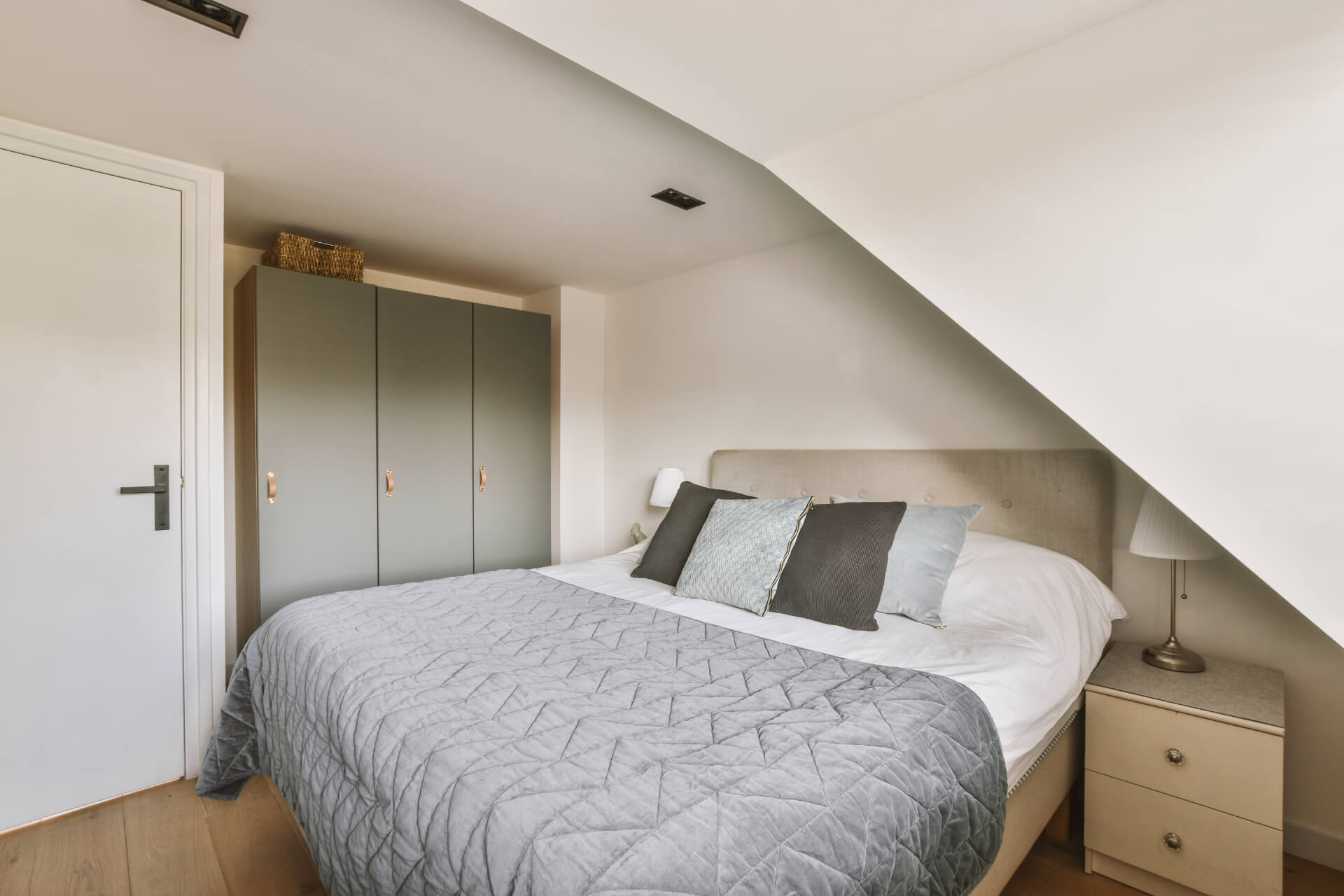 Rent og indbydende soveværelse med sengetøj og møbler holdt hygiejniske med damprenser